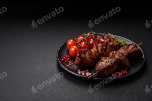 Vista previa: Deliciosas brochetas de pollo, pavo o cerdo a la parrilla con sal, especias y hierbas