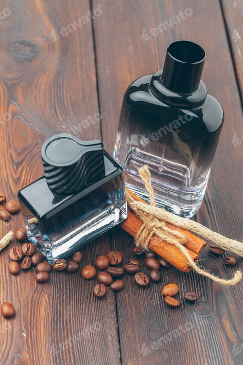 Vista previa: Black bottle of perfume placed on a wooden table