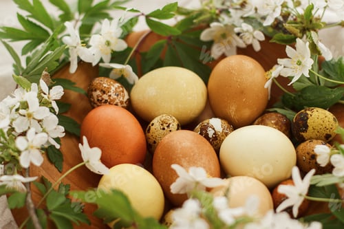 Preview: Modern easter eggs with spring flowers in wooden bowl on rustic linen cloth. Happy Easter! Aesthetic