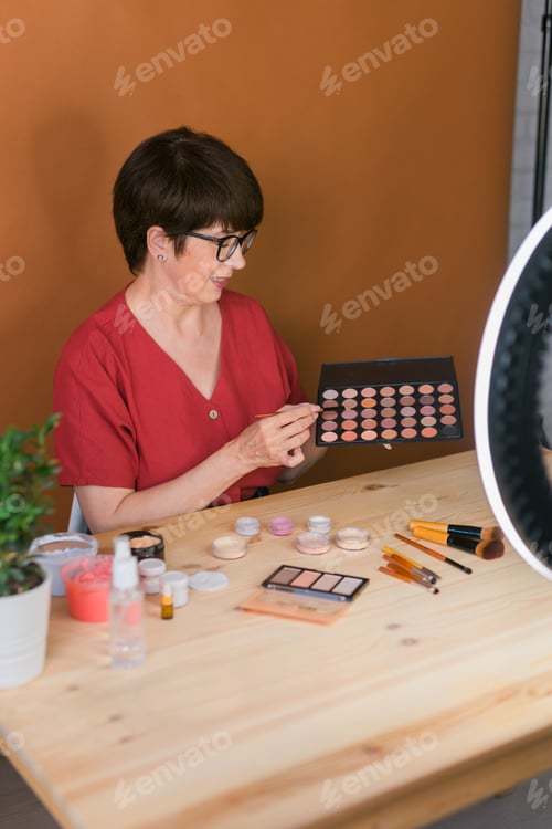 Preview: Woman holding makeup brush and blush and eyeshadow palette - beauty and cosmetics concept