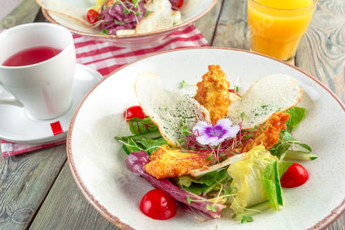 Preview: Fresh salad with chicken breast, arugula and tomato. Top view