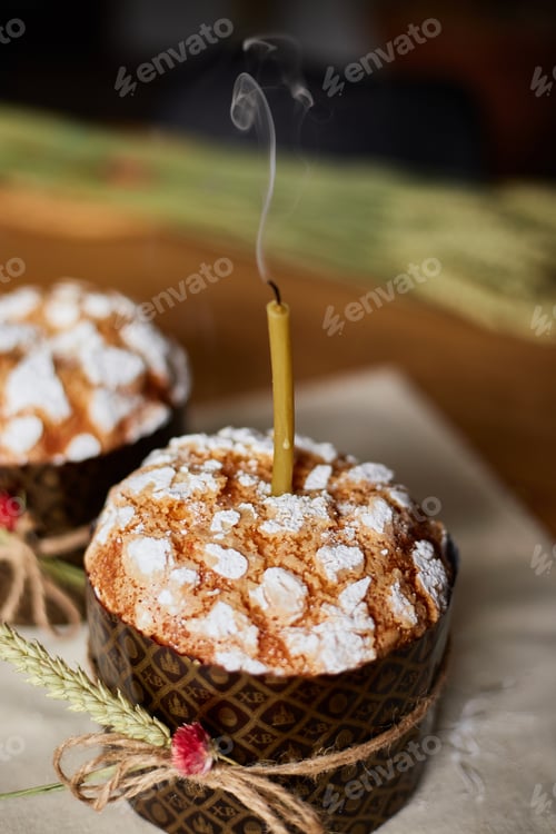 Preview: Happy Easter, The candle is burning in the Easter cake