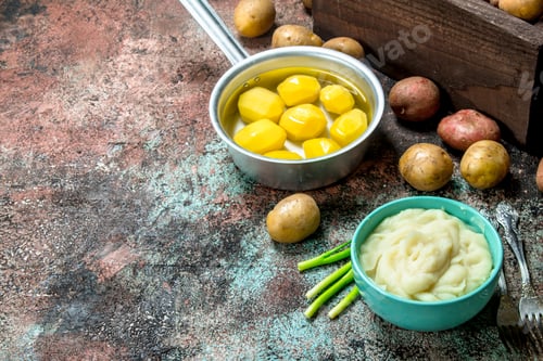 Preview: Mashed potatoes in a bowl with green onions .