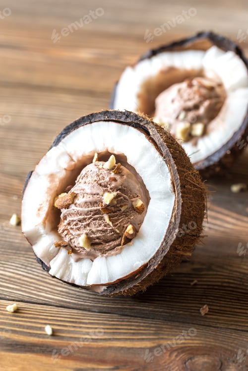 Preview: Chocolate ice cream in the coconut halves