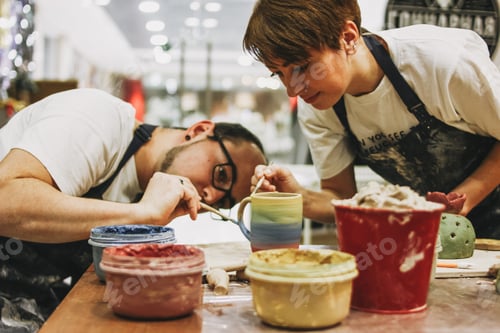 Preview: Young couple in ceramic studio