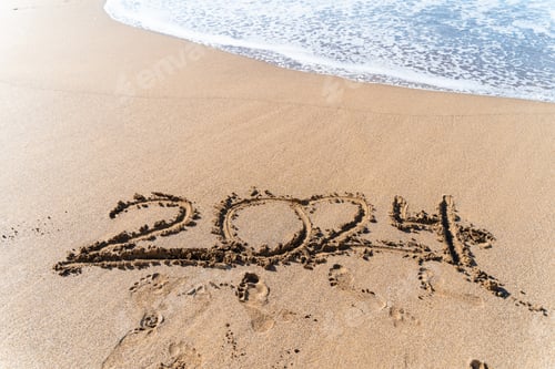Visualização: Ano 2024 escrito à mão na areia em uma bela praia