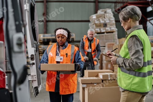 Preview: Foreman controlling the loading of cargo