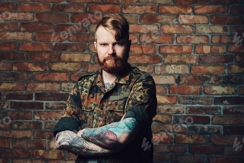 Preview: Redhead male over the wall of a brick.