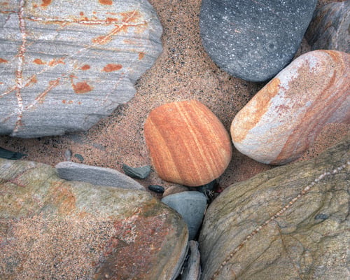 Preview: Incredible mineral variety in the rocks of the Sarridal beach