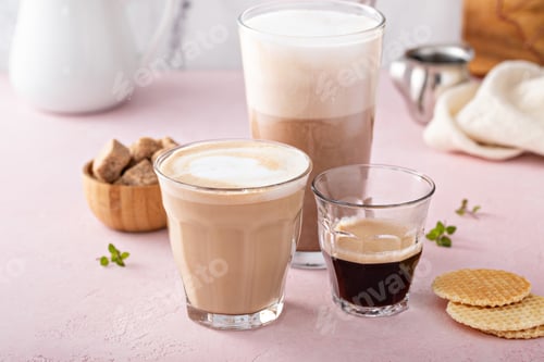 Preview: Coffee and espresso drinks in glasses, latte and mocha