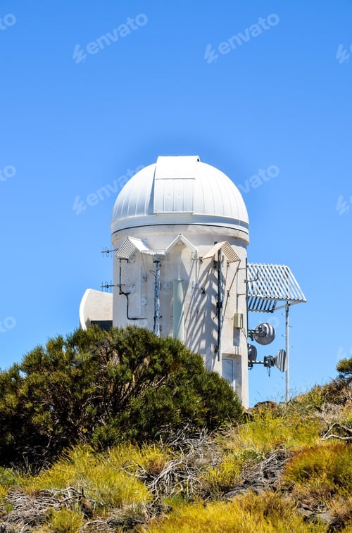 Preview: Mesmerizing shot of modern scientific astronomical observatory