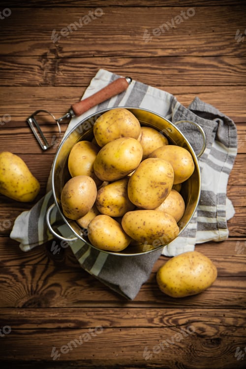 Preview: Fresh potatoes. On wooden table.