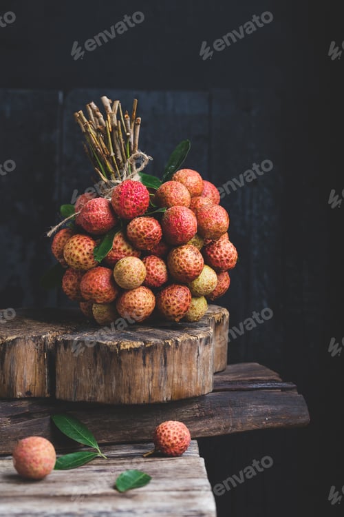 Preview: Sweet Lychees on a dark black background