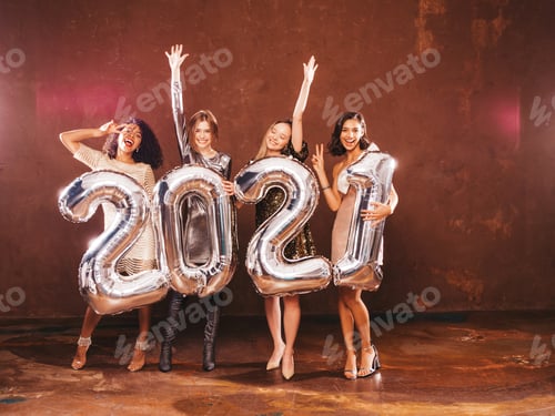 Visualização: Retrato de quatro jovens mulheres elegantes segurando balões prateados de 2021