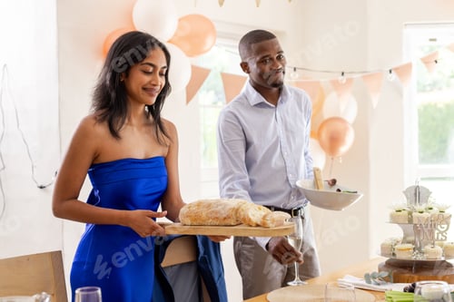 Visualização: Convidados sorridentes servindo pão e salada durante a alegre festa de casamento em ambientes fechados