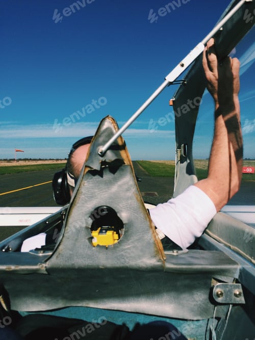 Preview: Back of small aeroplane