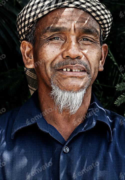 Vorschau: Er ist ein Imam in einer Moschee bei mir.