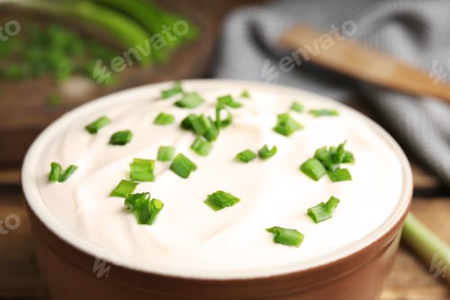 Preview: Fresh sour cream with onion in bowl, closeup