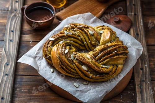Preview: Close view of Babka Brioche Wreath with Pesto and Parmesan