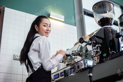 Preview: smiling asian young women looking at camera barista wear apron