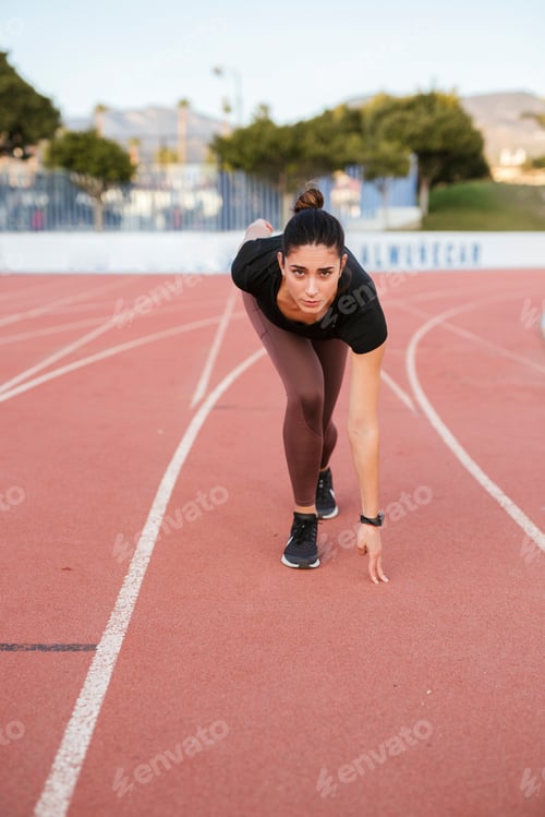 Preview: Young woman on tartan track starting