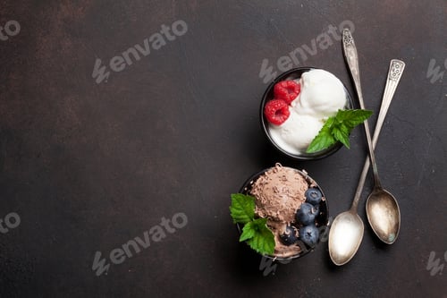 Preview: Ice cream with berries