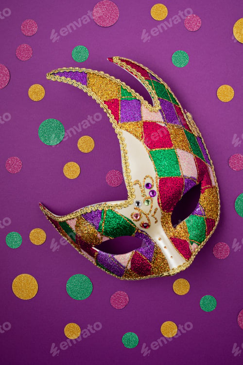 Vista previa: Festive, colorful mardi gras or carnivale mask and accessories over purple background