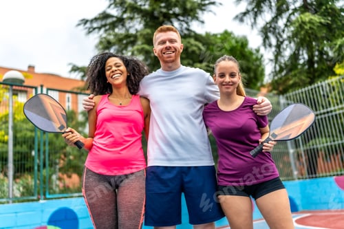 Visualização: Instrutor de pickelball e duas mulheres no tribunal