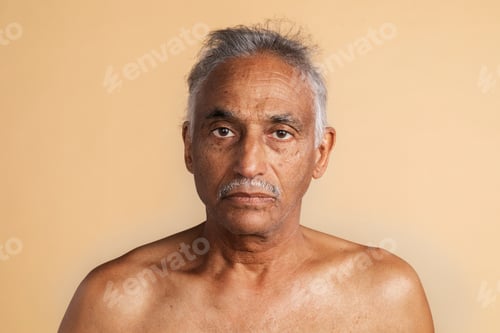 Vorschau: Gemischter älterer Indianer mit nackter Brust