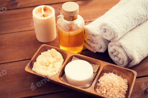 Preview: close up of natural cosmetics and bath towels