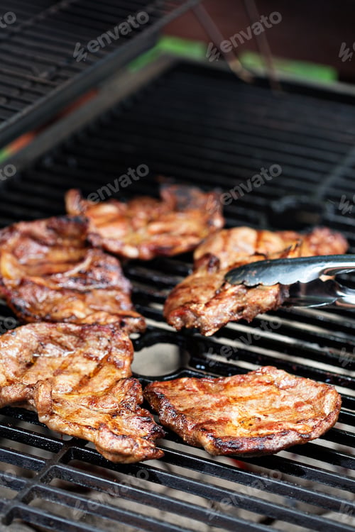 Vista previa: Grilled pork almost ready on the grill