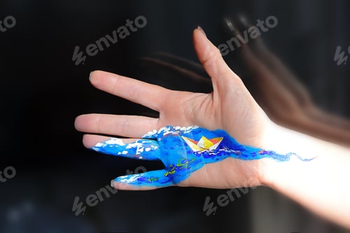 Preview: The Boat Is Painted On The Hand