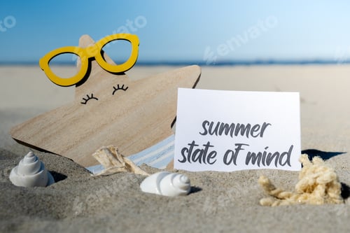 Preview: SUMMER STATE OF MIND text on paper greeting card on background of funny starfish in glasses summer