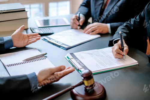 Preview: Counseling of the male lawyer and the signing of the contract together at the meeting.