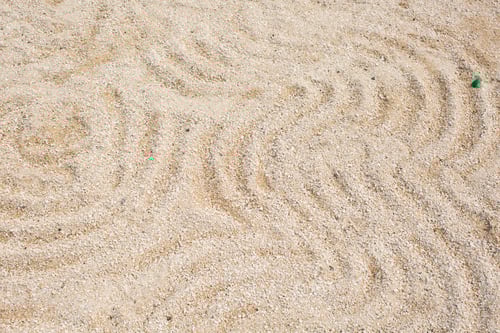 Preview: A pattern on the yellow sand of a round shape on the shore