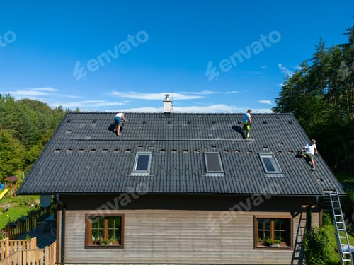 Preview: High angle view of men worker installing solar photovoltaic panels on roof, alternative energy