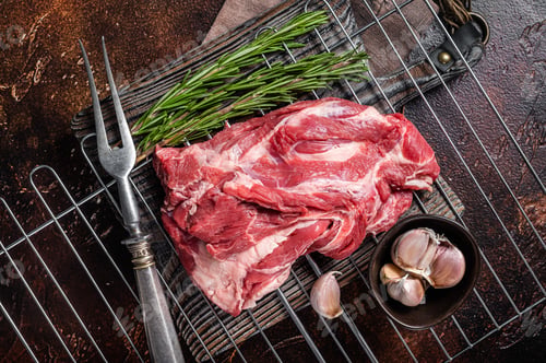 Vista previa: Ready for cooking on grill Boneless lamb meat, raw neck meat with herbs. Dark background. Top view