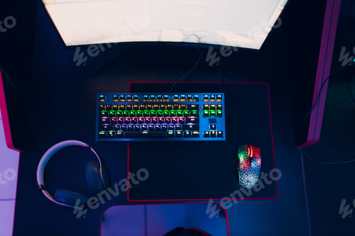 Preview: Computer,keyboard,monitor,mouse,headset,speakers,table
