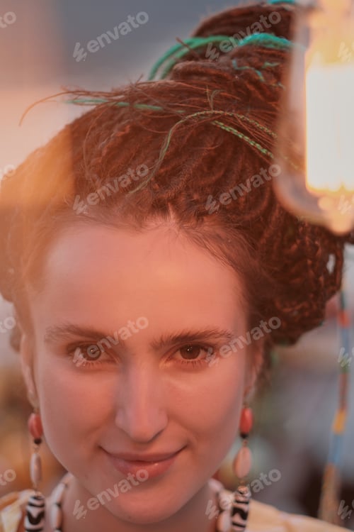 Preview: Woman with stylish hairstyle
