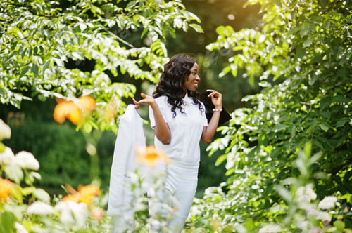 Vista previa: Happy beautiful black african american girl with hat graduates