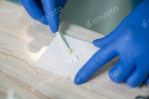 Preview: Professional dentist mixing filling material at the stomatology clinic