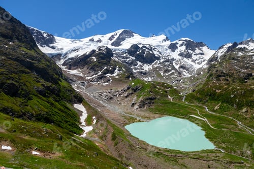 Preview: Panoramic view of lake in mountains