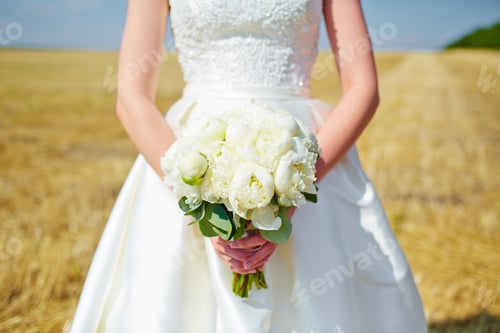 Visualização: Lindo buquê de casamento nas mãos da noiva