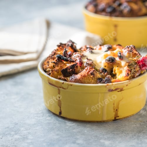 Preview: Sliced sweet bread in a baking dish on a gray concrete background. Recipe for bread pudding step by