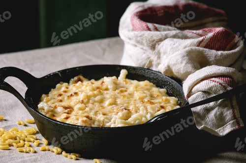 Preview: American dish mac and cheese