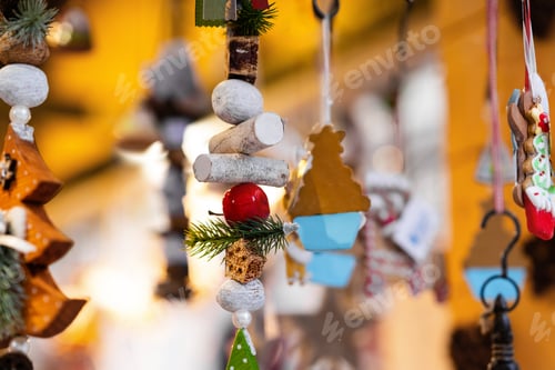 Preview: Hanging Christmas Ornaments with Natural Elements and Gingerbread Figures