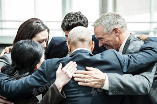 Vorschau: Gemischte Gruppe von Geschäftsleuten in einem informellen Teambuilding-Treffen.
