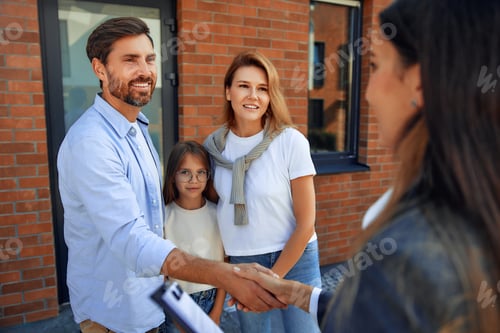 Preview: Moving, buying a home. Family shooting.