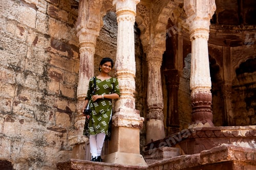 Preview: Tourist in front of the historical Mehrangarh fort, Jodhpur, India.