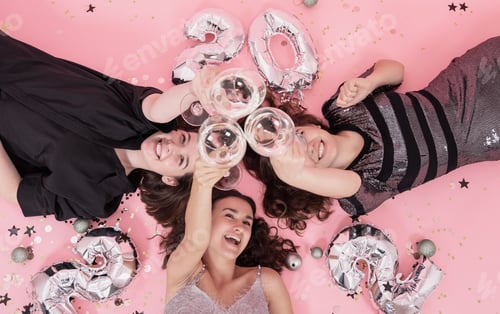 Visualização: Garotas alegres com óculos e balões 2022, festa de natal, vista de cima.